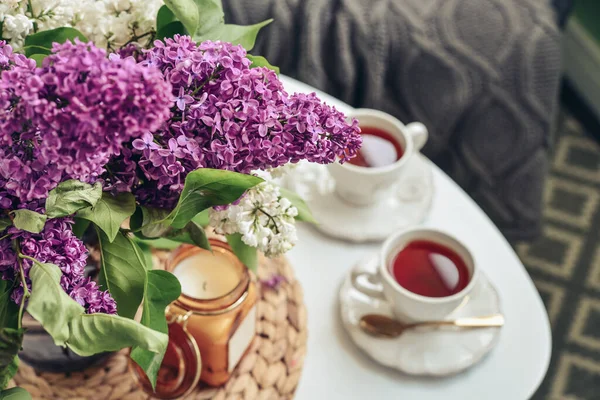 Ramo Flores Lila Púrpura Mesa Café Con Dos Tazas Vela —  Fotos de Stock