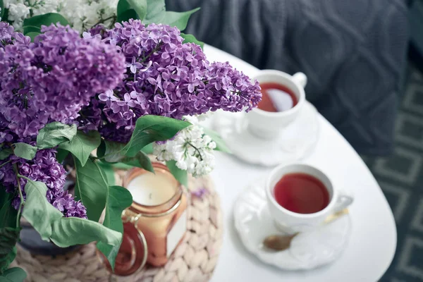 Bouquet Purple Lilac Flowers Coffee Table Two Cups Tea Candle — Stock Photo, Image