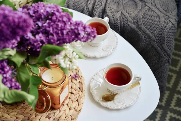 Букет Фіолетових Квітів Бузку Кавовому Столі Двома Чашками Чаю Свічки — стокове фото