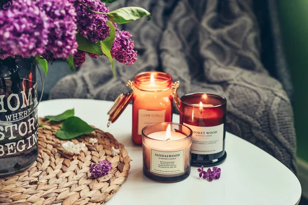 Blumenstrauß Lila Flieder Auf Couchtisch Mit Brennenden Kerzen Wohnbereich — Stockfoto