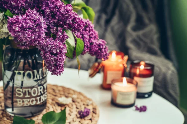 Blumenstrauß Lila Flieder Auf Couchtisch Mit Brennenden Kerzen Wohnbereich — Stockfoto