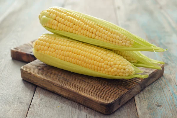Nyers kukorica csövek — Stock Fotó