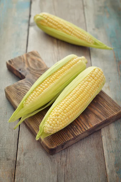 Ruwe maïskolven — Stockfoto