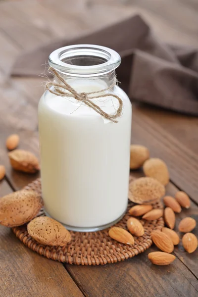 Mandel mjölk — Stockfoto