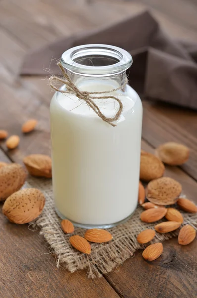 Mandel mjölk — Stockfoto