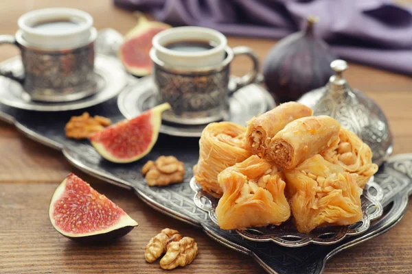 Kahve ile oryantal tatlılar — Stok fotoğraf