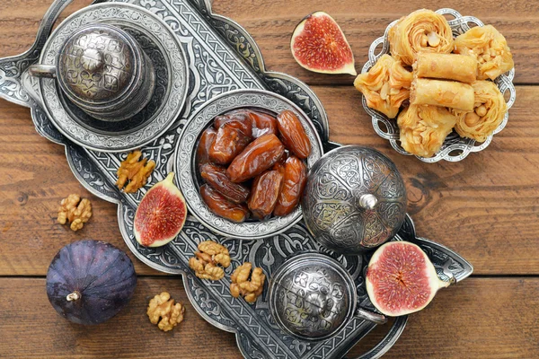 Orientalische Süßigkeiten mit Kaffee — Stockfoto