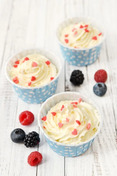 Свежие ягоды с замороженным йогуртом — стоковое фото