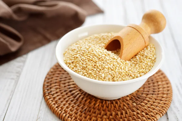 Raw quinoa seeds — Stock Photo, Image