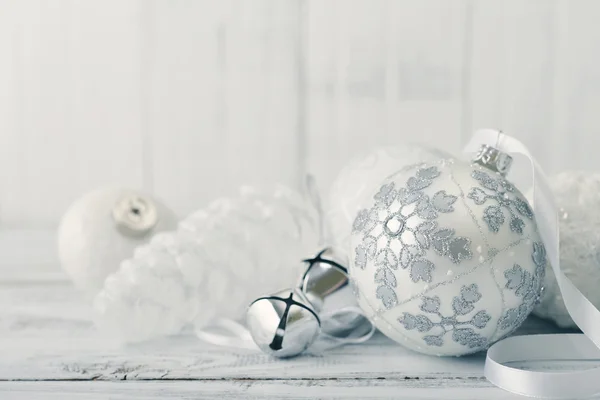 Bolas blancas de Navidad — Foto de Stock