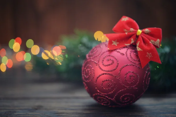 Rote dekorative Weihnachtskugel — Stockfoto