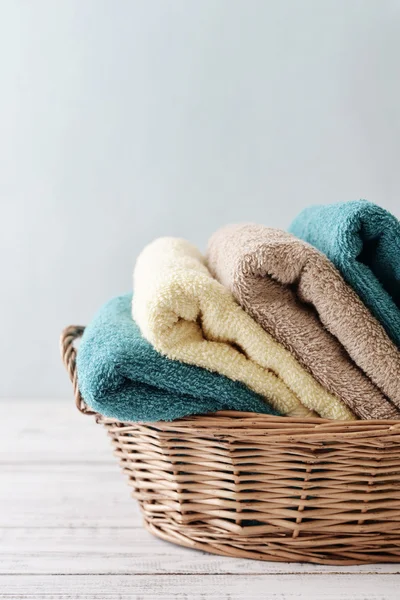 Handdoeken in rieten mand — Stockfoto