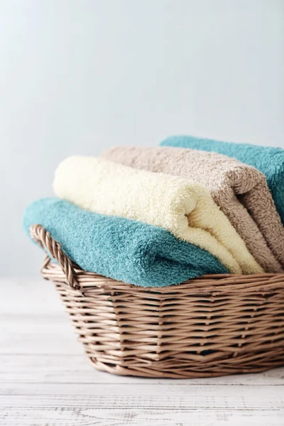 Serviettes de bain dans le panier en osier — Photo