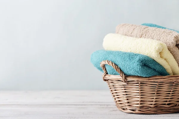 Serviettes de bain dans le panier en osier — Photo