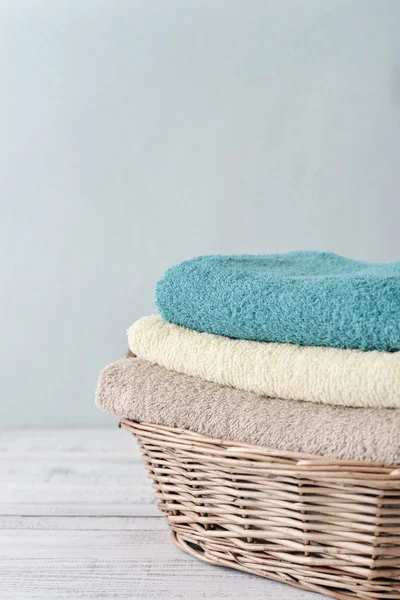 Lavandería limpia. Toallas de baño suaves de diferentes colores en