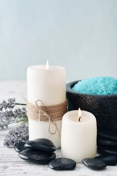 Velas com flores de lavanda — Fotografia de Stock