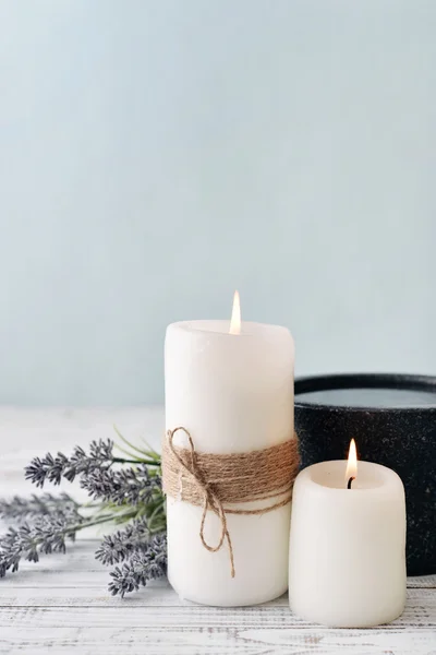 Velas con lavanda —  Fotos de Stock