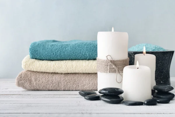Candele con fiori di lavanda e asciugamani — Foto Stock