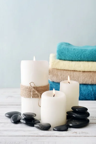 Velas con toallas de baño — Foto de Stock