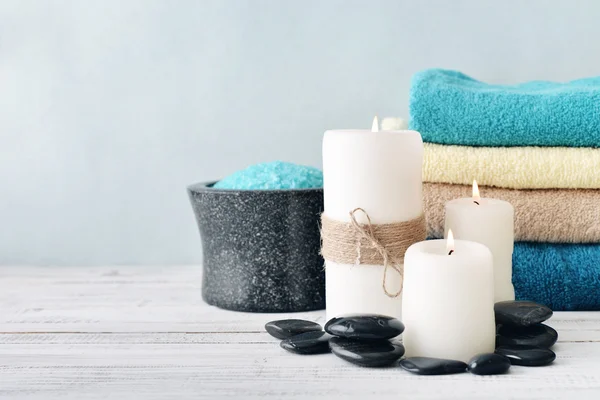Kaarsen met badhanddoeken — Stockfoto