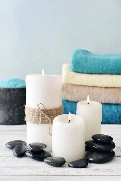 Velas con toallas de baño — Foto de Stock