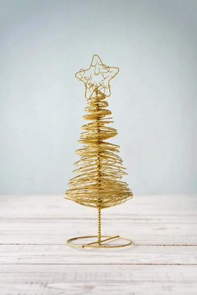 Золотая декоративная елка — стоковое фото