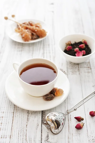 Cup of tea with dry rose buds — Stock Photo, Image