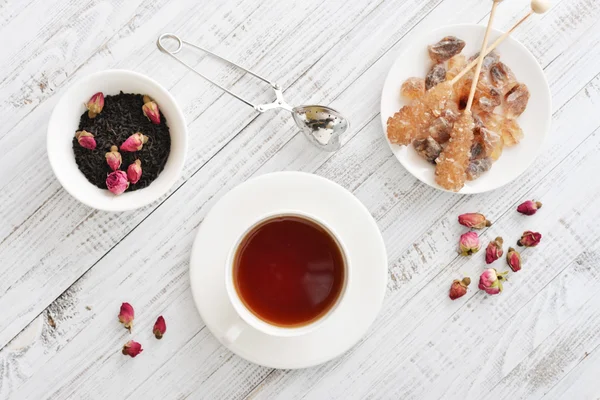 Cup of tea with dry rose buds — Stock Photo, Image