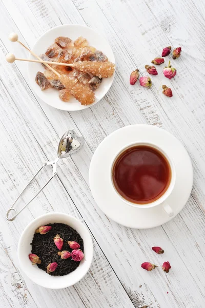 Taza de té con capullos de rosa secos — Foto de Stock