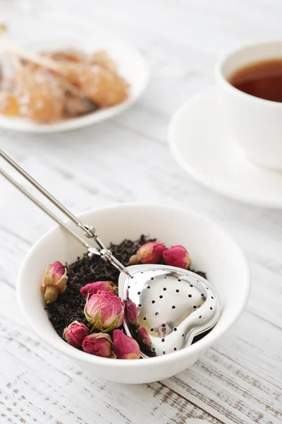 Colador de té y brotes de rosa — Foto de Stock