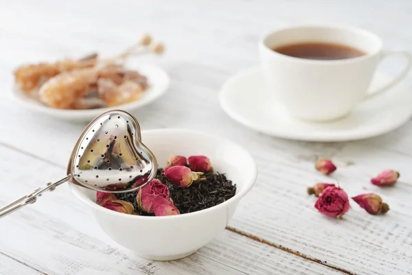 Colador de té y brotes de rosa —  Fotos de Stock