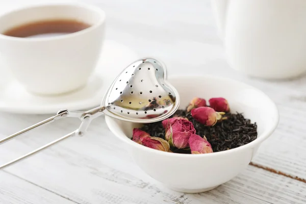 Colador de té y brotes de rosa —  Fotos de Stock
