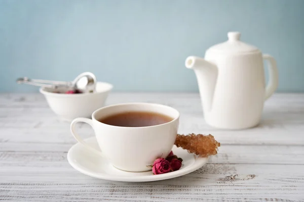 Cup of tea with dry rose buds — Stock Photo, Image