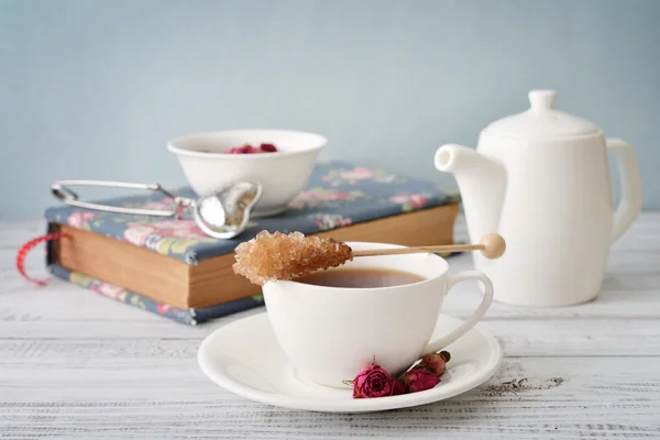 Cup of tea with dry rose buds — Stock Photo, Image