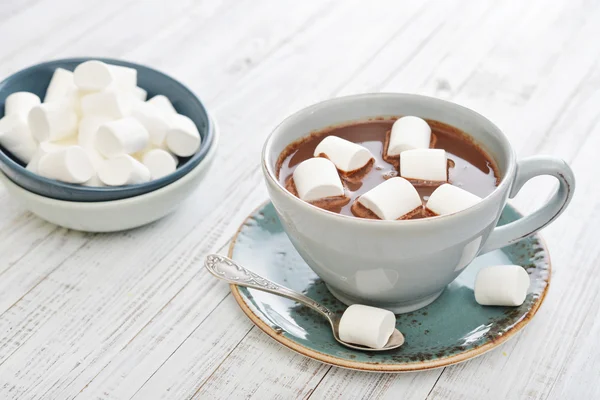 Caneca com chocolate quente — Fotografia de Stock