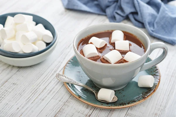 Caneca com chocolate quente — Fotografia de Stock