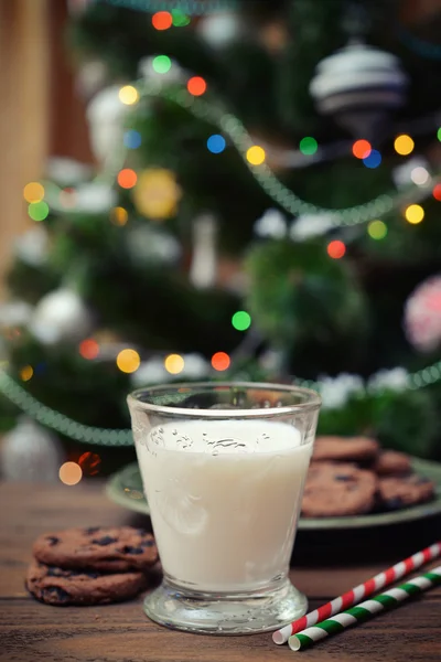 Leite e biscoitos para Papai Noel — Fotografia de Stock