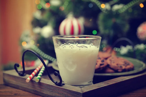 Latte e biscotti per Babbo Natale — Foto Stock