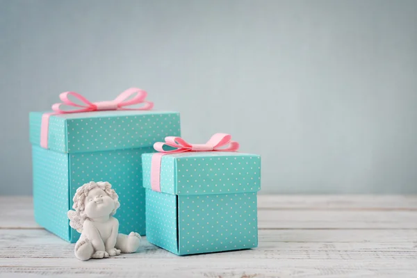 Melek heykelciği ile hediye kutuları — Stok fotoğraf
