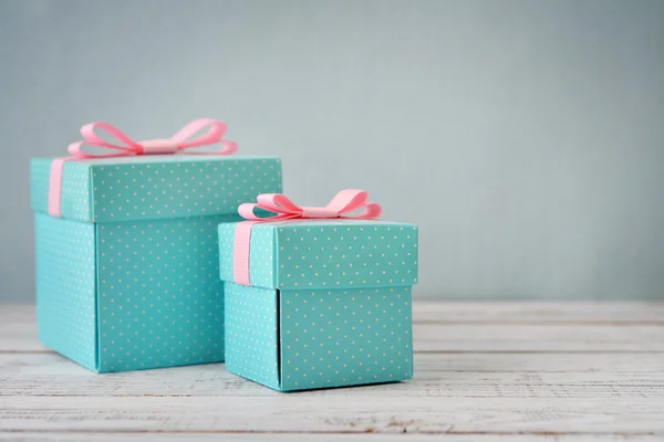 Blauwe polka dots geschenkdozen — Stockfoto