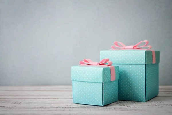 Puntíky modré dárkové krabičky — Stock fotografie