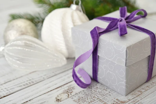 Caixa de presente com fita violeta — Fotografia de Stock