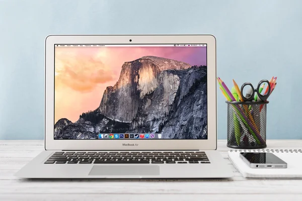 苹果的 Macbook Air 2014 年初 — 图库照片