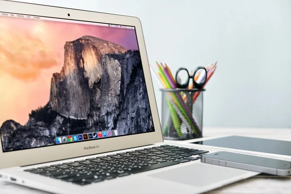 苹果的 Macbook Air 2014 年初 — 图库照片