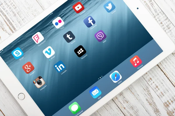 Iconos de redes sociales en la pantalla del iPad Air 2 —  Fotos de Stock