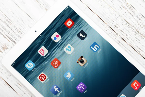 Iconos de redes sociales en la pantalla del iPad — Foto de Stock