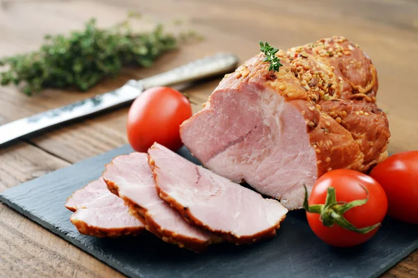 Carne de porco assada a frio fatiada — Fotografia de Stock