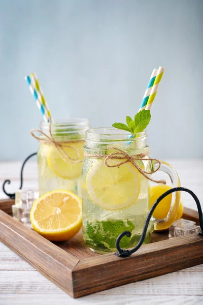 Лимонад с цитрусовыми и имбирем — стоковое фото