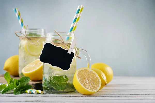 Limonata con limoni — Foto Stock