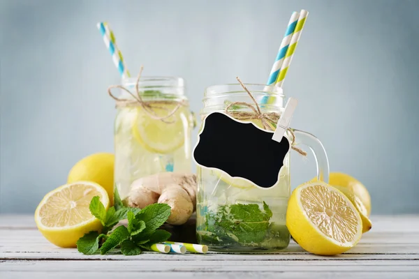 Lemonad med citroner — Stockfoto